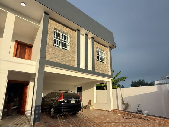 Casa a estrenar en Garden Hills · 4 hab con baño · piscina